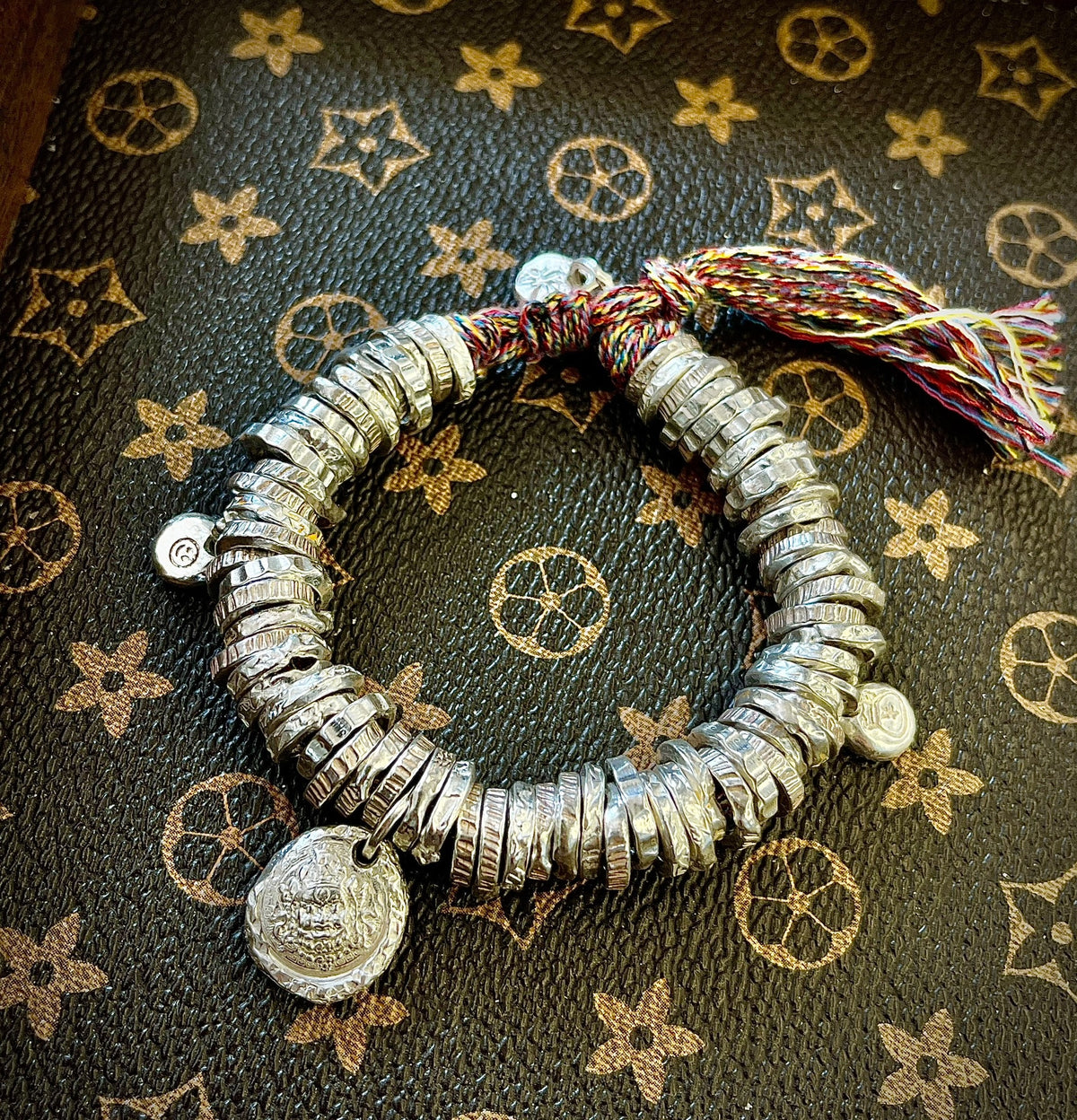Handgjort armband i s9999-silver med skorpärlor