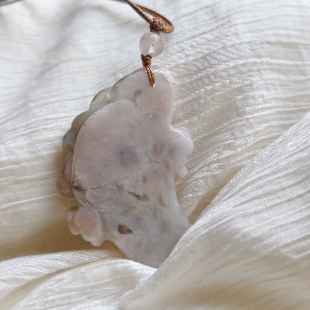 Pendentif en agate fleur de cerisier sculpté avec cordon en cuir