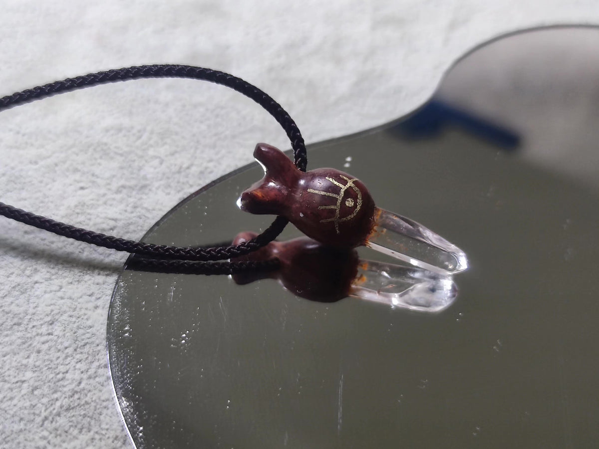 Pendente de Cristal de Quartzo Branco com Chapéu de Duende em Sândalo