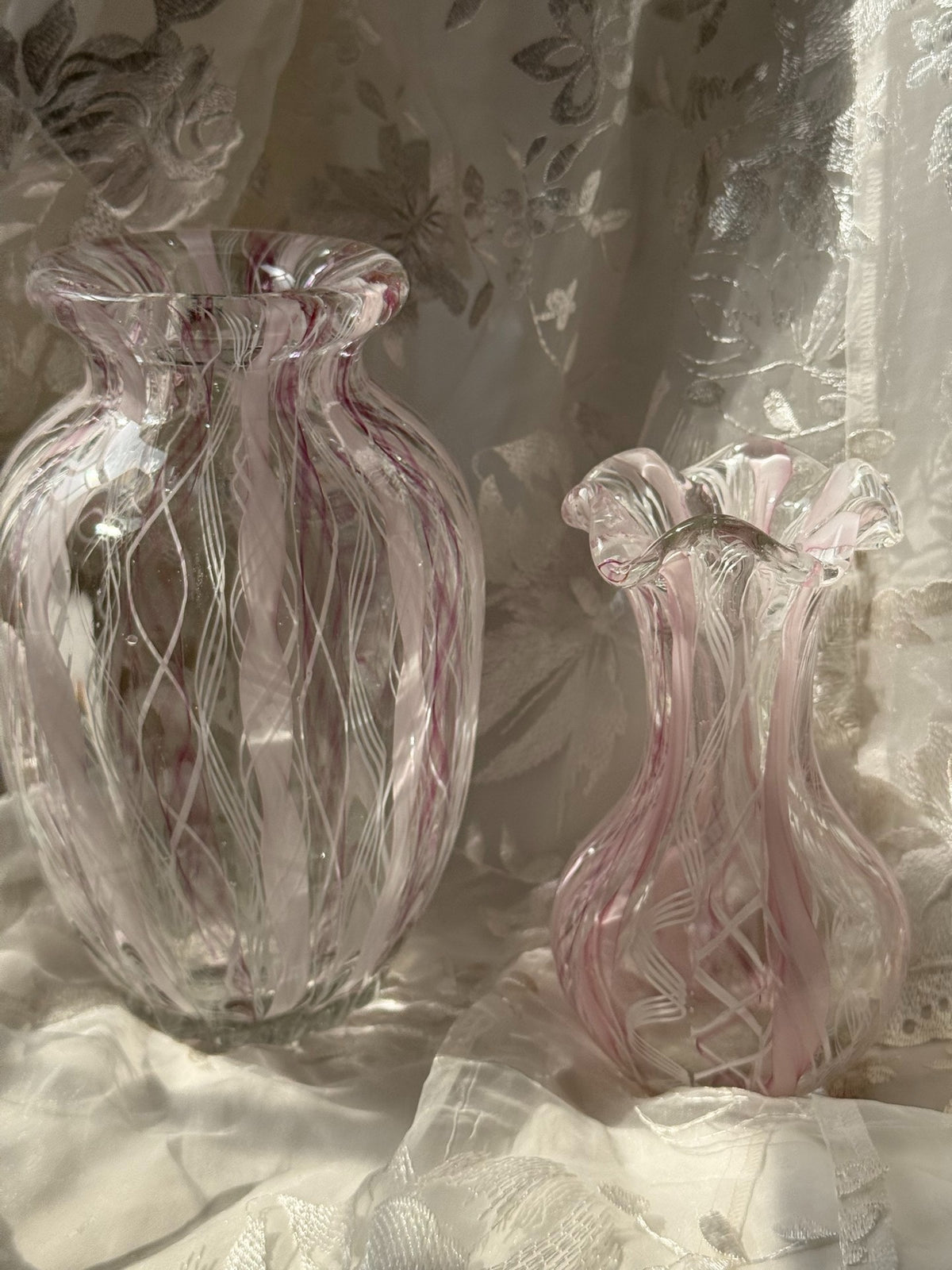 Vase en verre de Murano vintage rose blanc dentelle