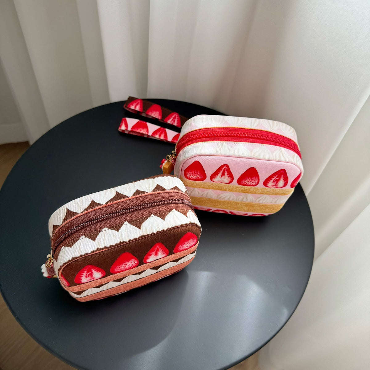 Bolsa com fecho de tecido japonês em forma de bolo de morango