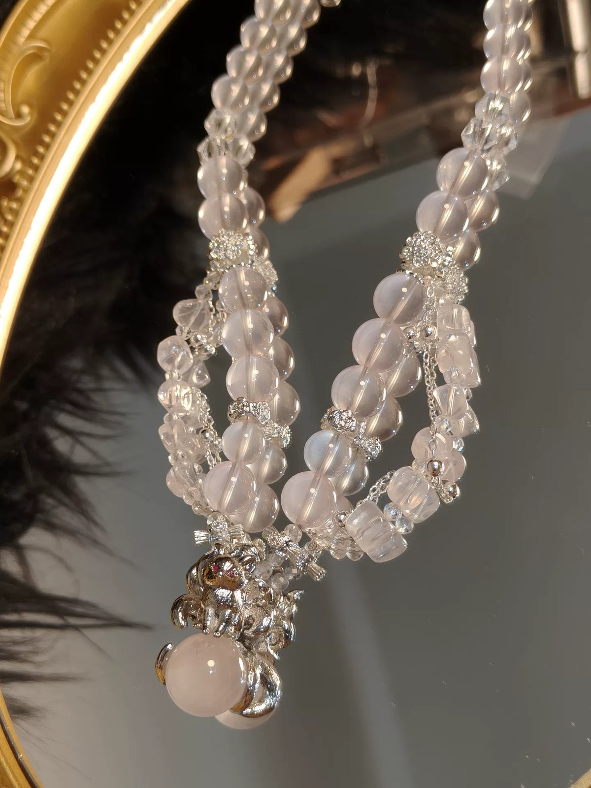 Collana a più fili in perline con ciondolo volpe in quarzo rosa