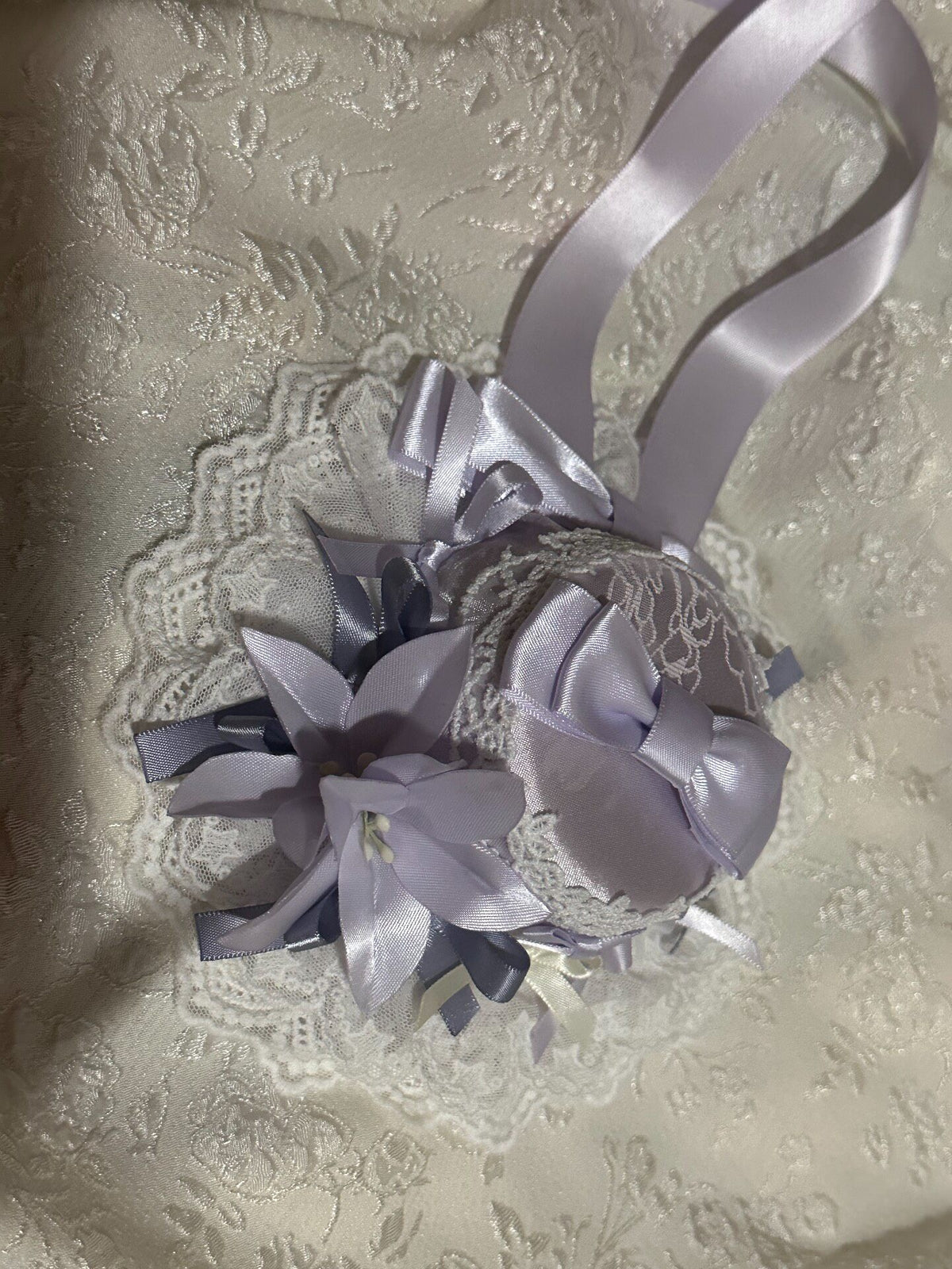 Miniatuur hoedaccessoire met lavendelkleurig kant