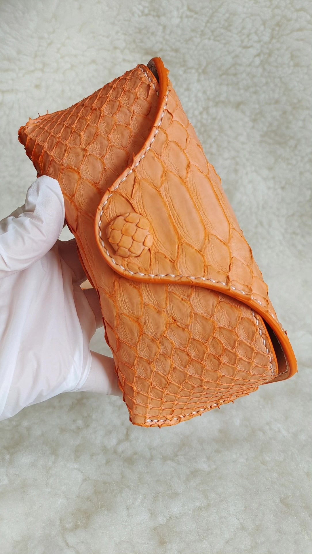 Brillenetui aus orangem Leder mit Drachenhautstruktur