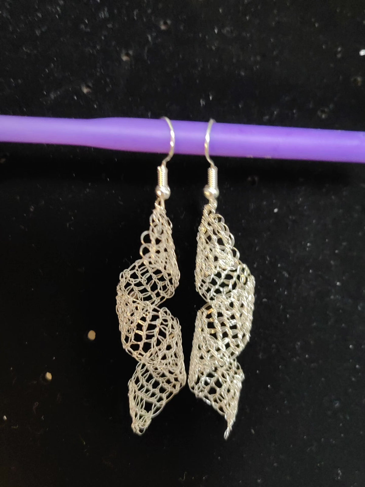 Brincos Pendentes de Fio Prateado Dechetados à Mão