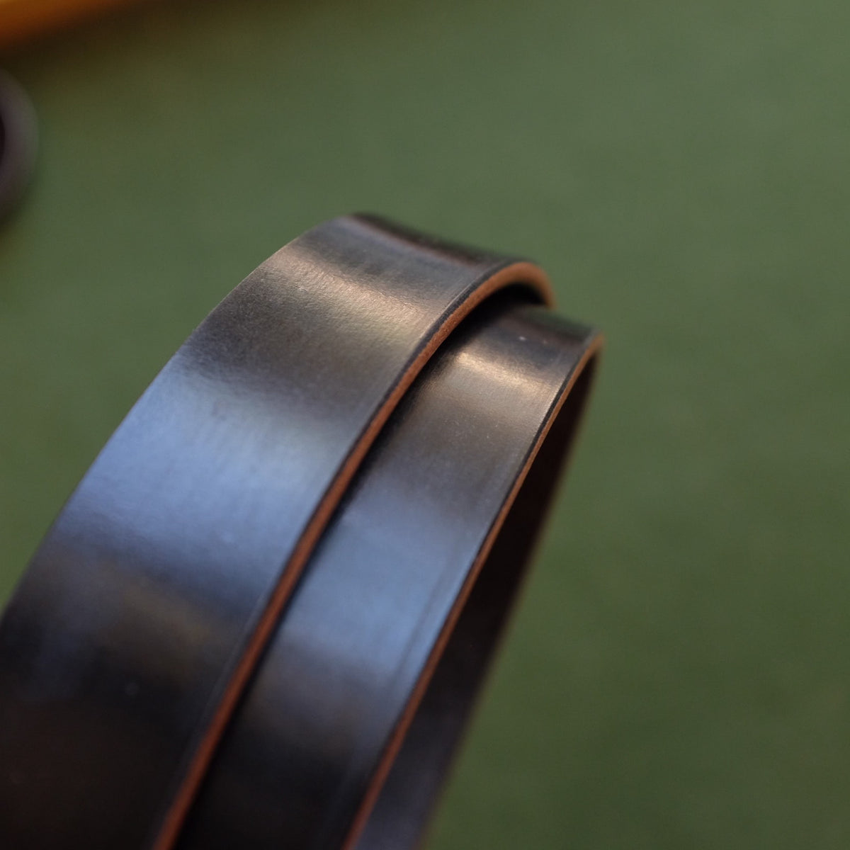 Cintura in pelle nera con fibbia in ottone