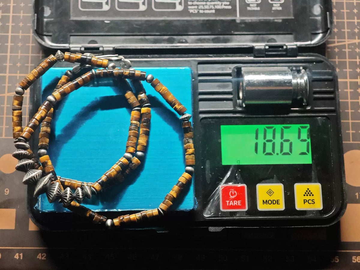Collar de cuentas ojo de tigre y tótem navajo hecho a mano