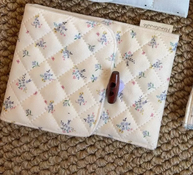 Quiltad kameraväska i bomull med träknapp
