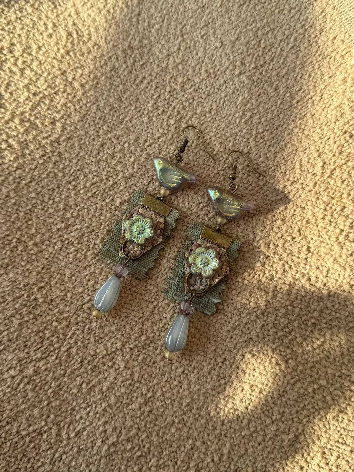 Pendientes hechos a mano con dije de ave y tela