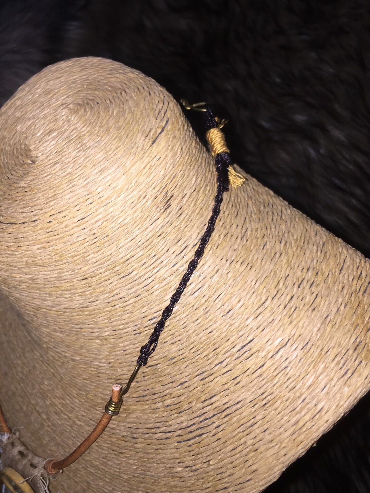 Colar com Pendente de Tecido Artesanal e Efeito Queimado