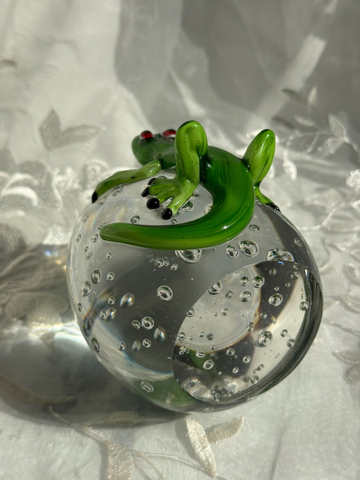 Vintage pappersvikt i kristallglas med grön gecko