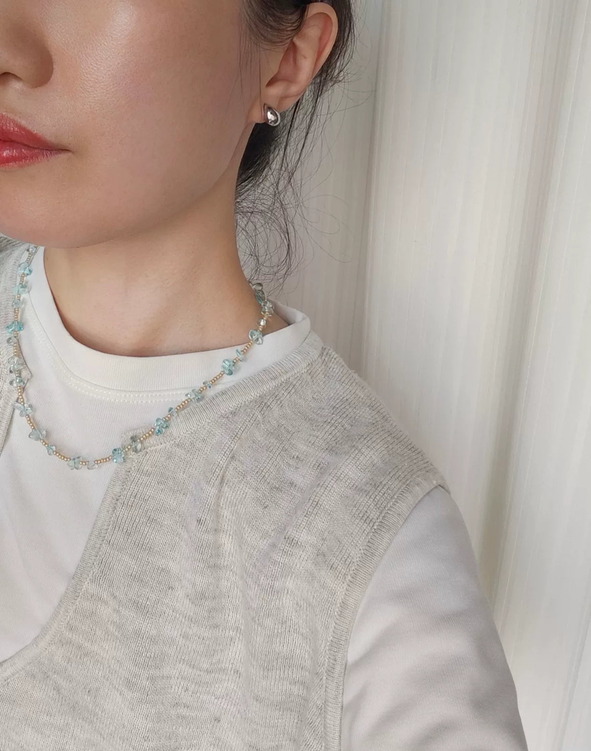 Collar de cuentas con láminas de cristal Blue Tears hecho a mano