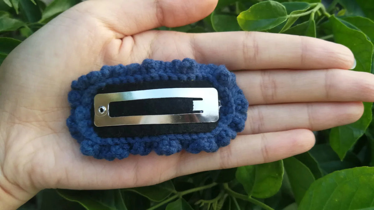 Pinza de pelo de lana azul marino hecha a mano