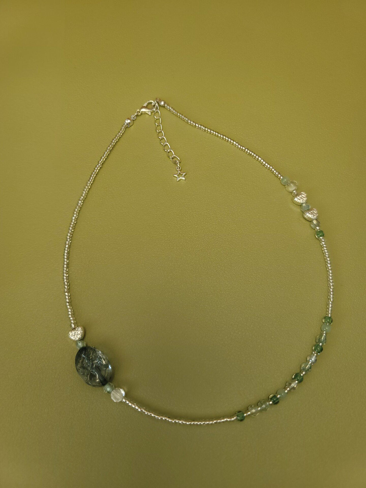 Collar artesanal de cuentas verde oscuro
