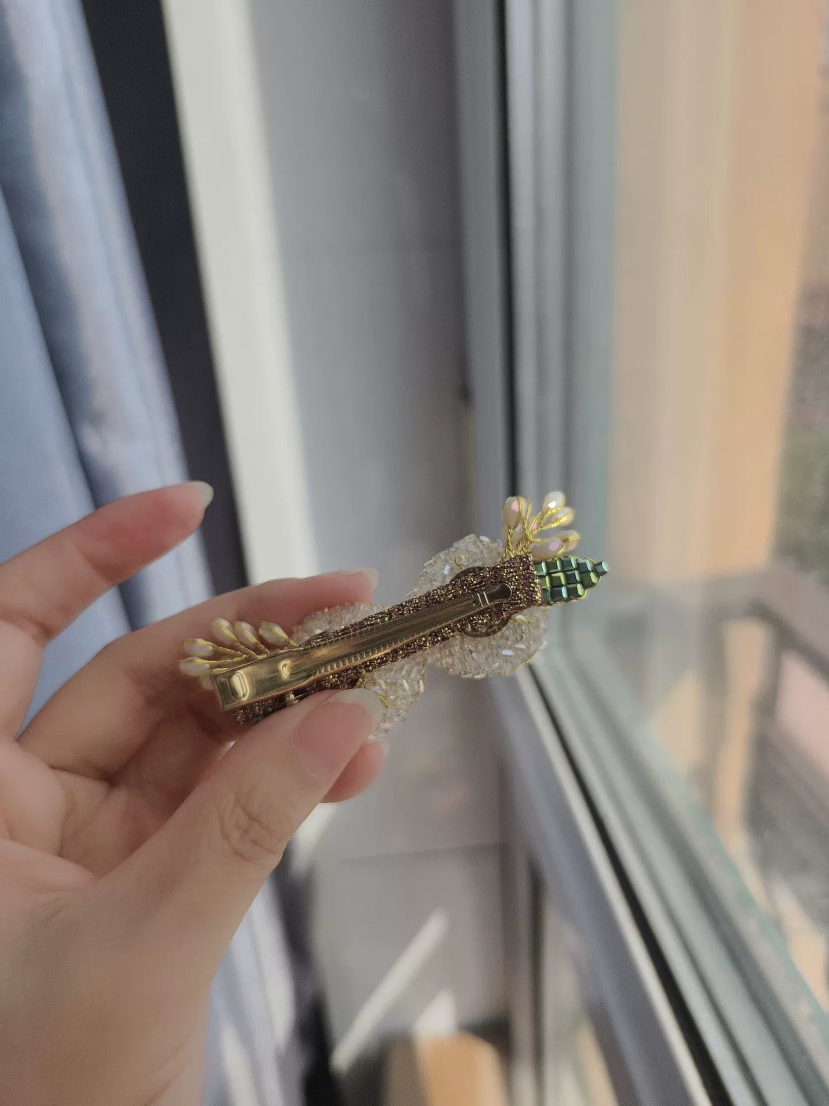 Fecho de Cabelo Bico de Pato Contado em Dourado