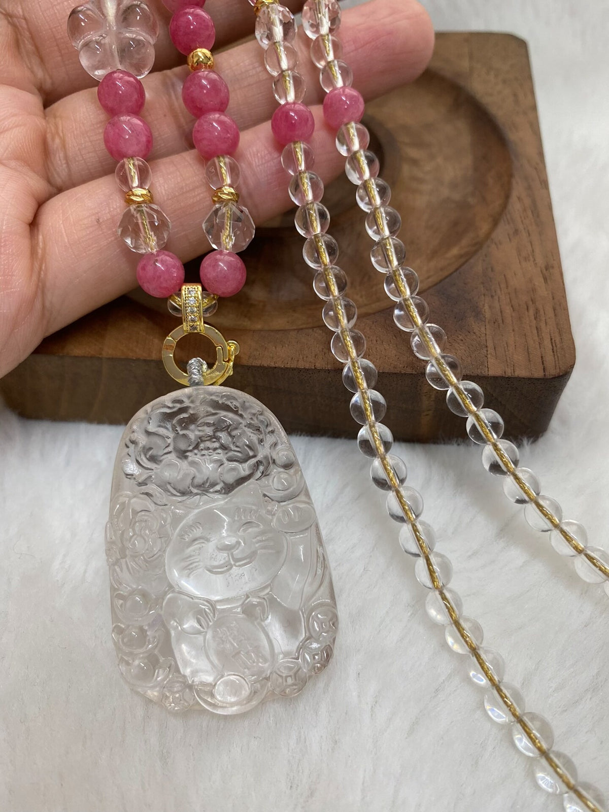 Pendentif chat en quartz hyalin et rhodonite sur chaîne à pull