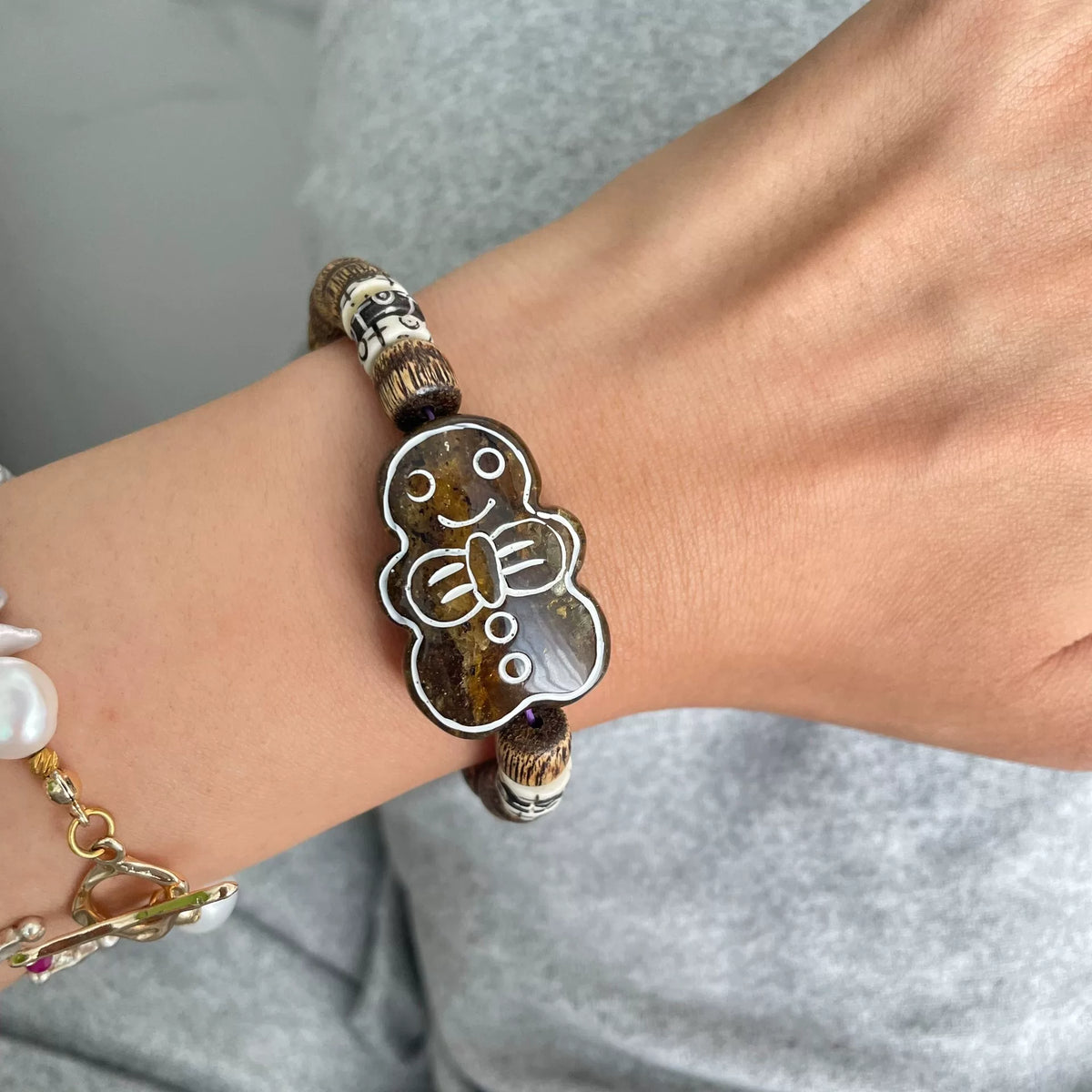Armband i bärnsten med pepparkaka och agarträ