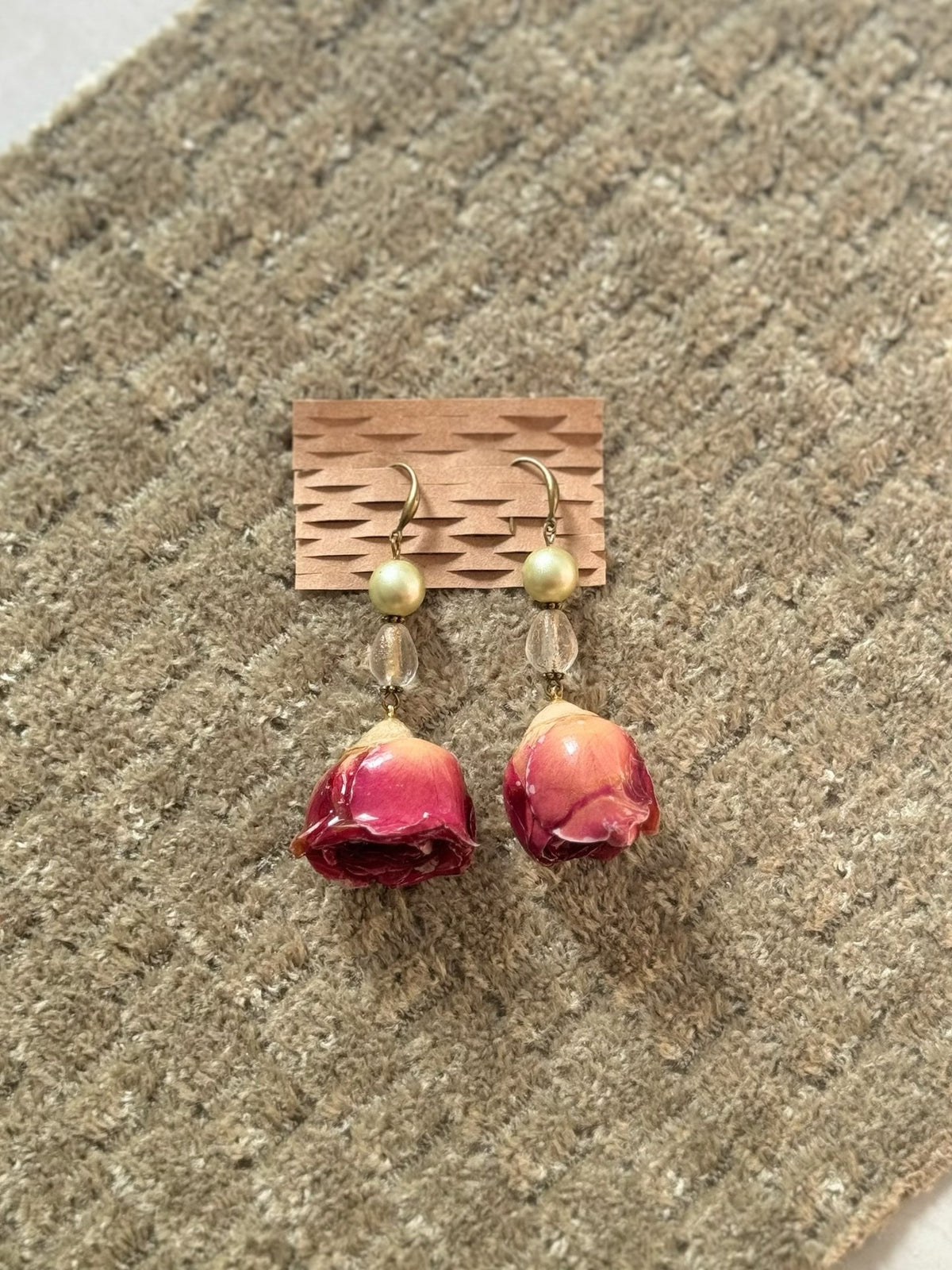 Pendientes artesanales de gancho dorado y cuentas perla