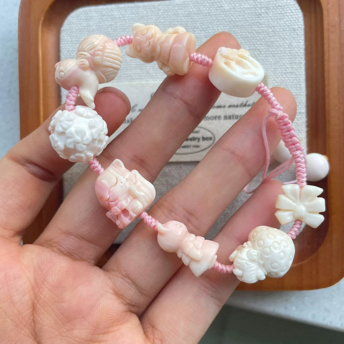 Armband med utskuren naturlig Queen Conch-snäcka