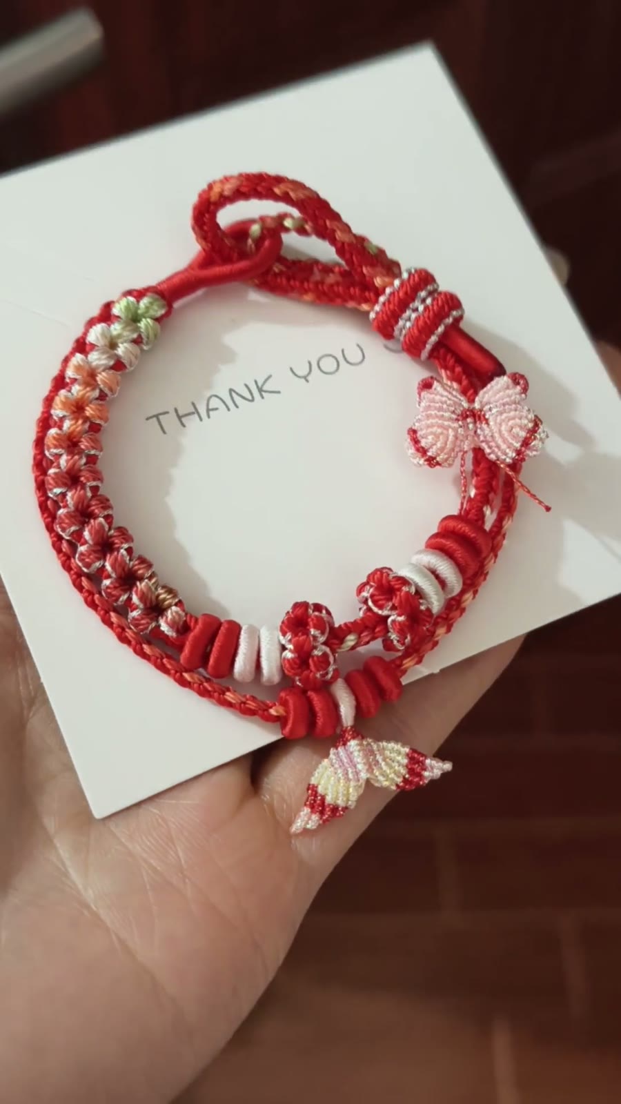 Handgefertig geflochtenes Armband Rot-Weiß mit Schmetterling