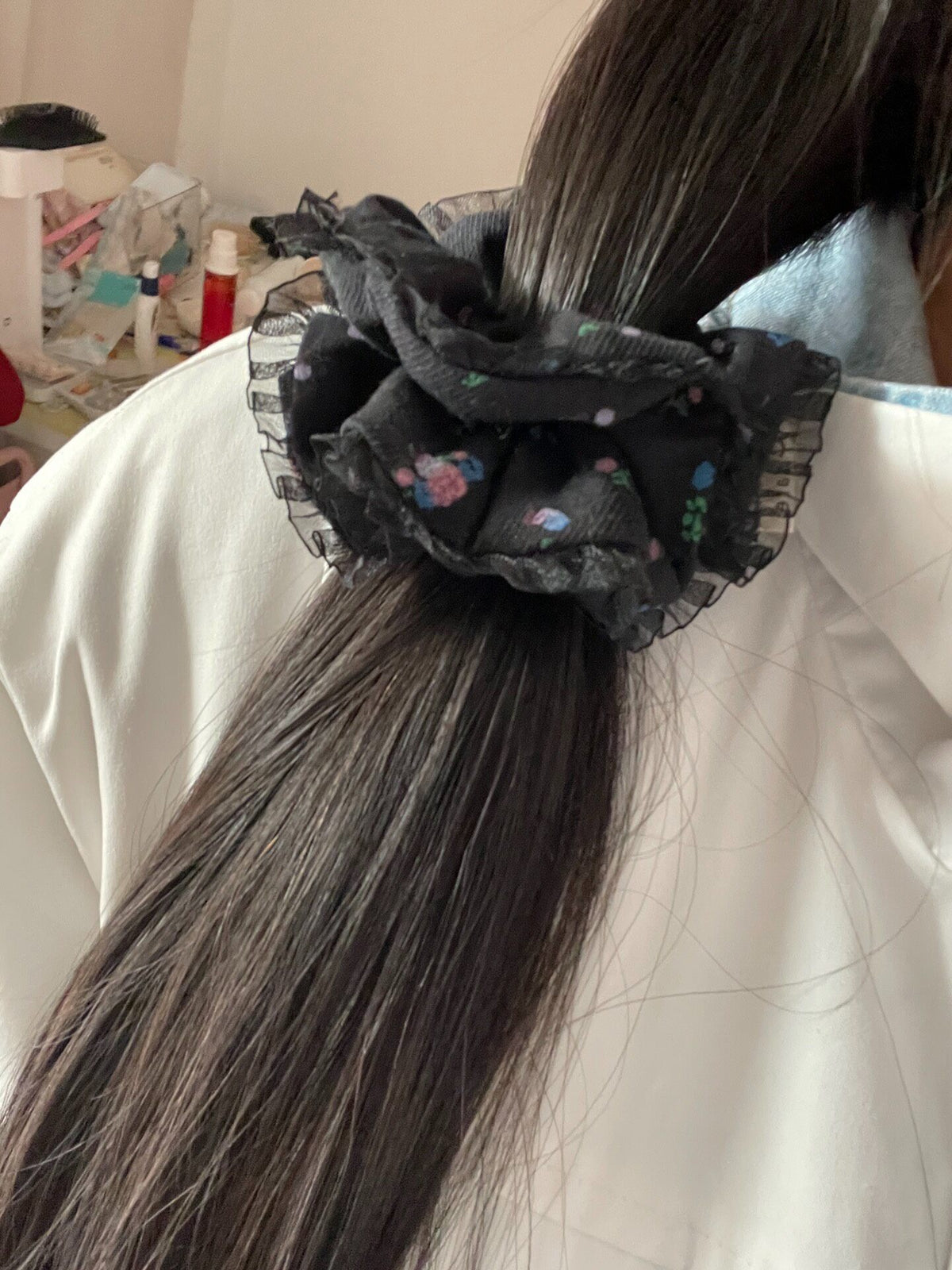 Schwarzes Blumen-Scrunchie mit transparenter Rüsche