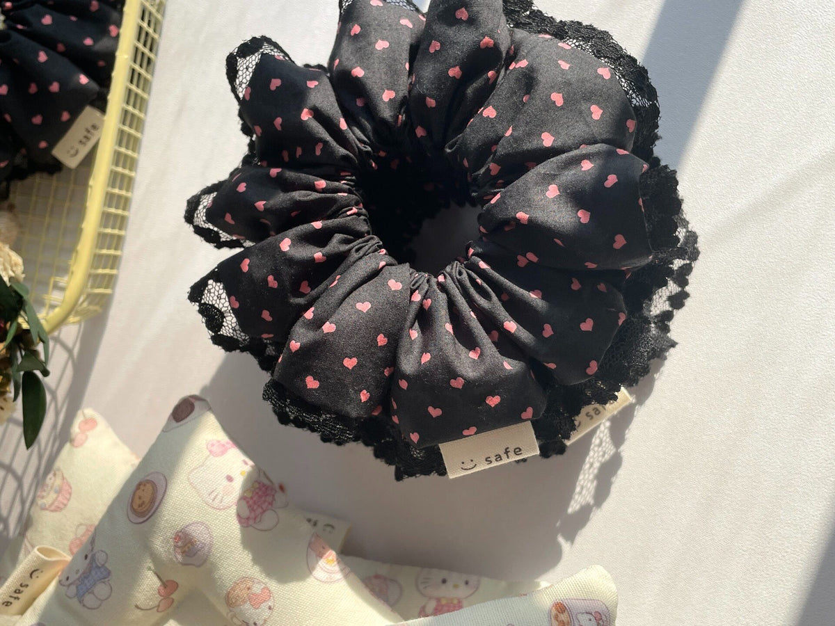 Schwarzes Stoff-Haarscrunchie mit rosa Herzen