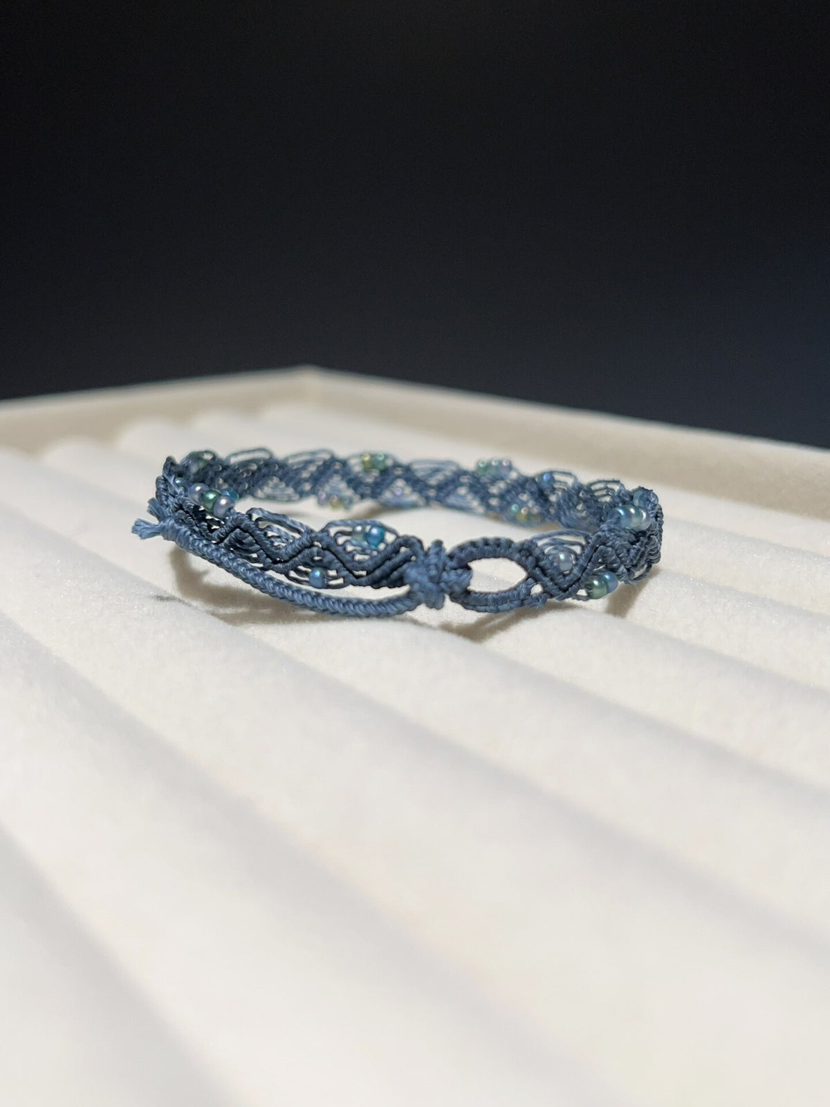 Braccialetto in macramé blu ardesia stile boho