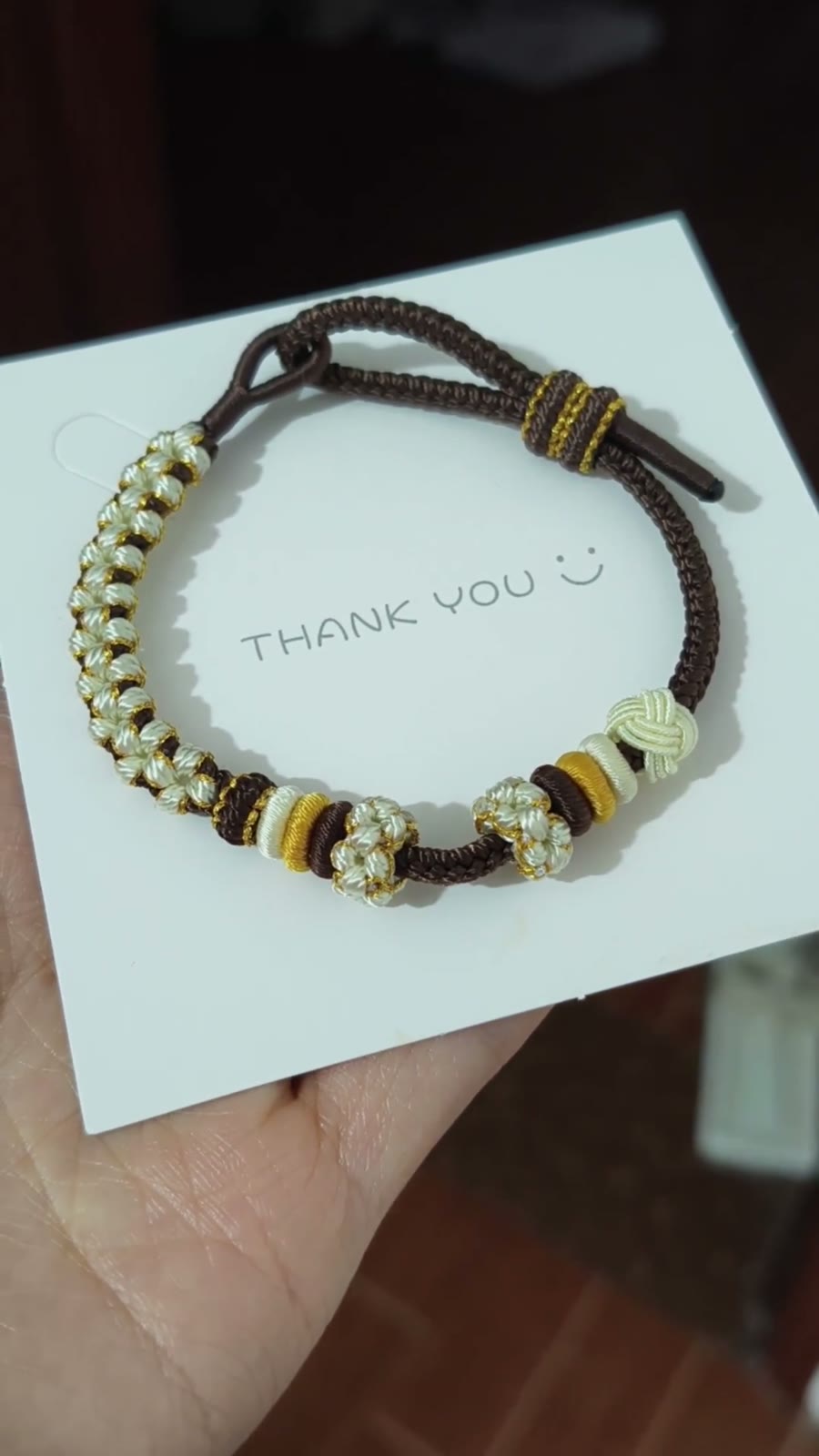 Pulseira de Cordão Castanho Tecida à Mão com Contas de Dourado Branco