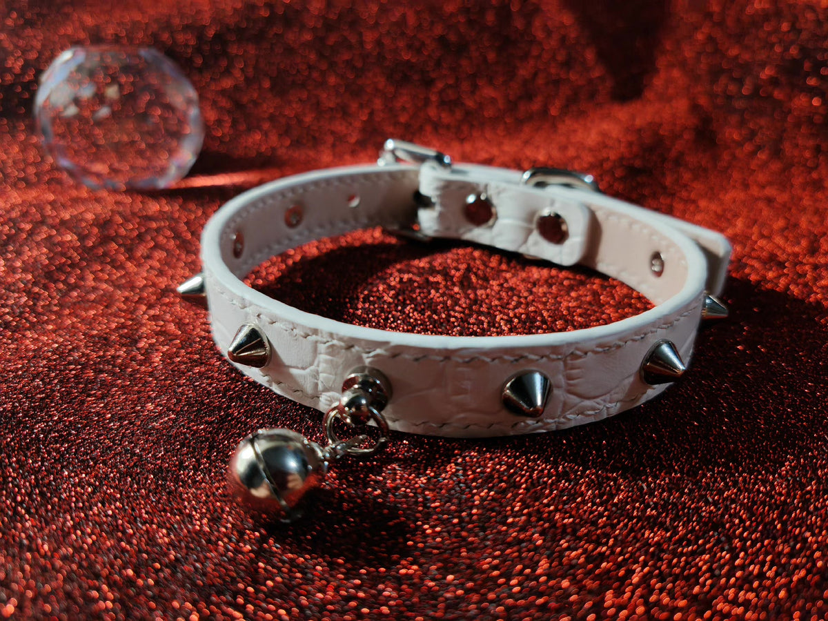 Halsband i vitt läder med fiskfjällsmönster