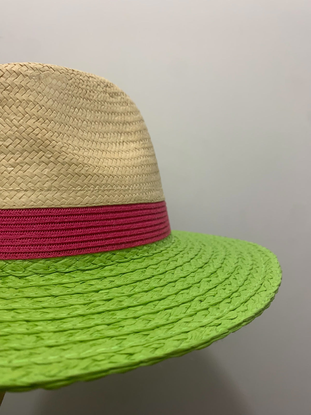 Sombrero de sol tejido con ala verde