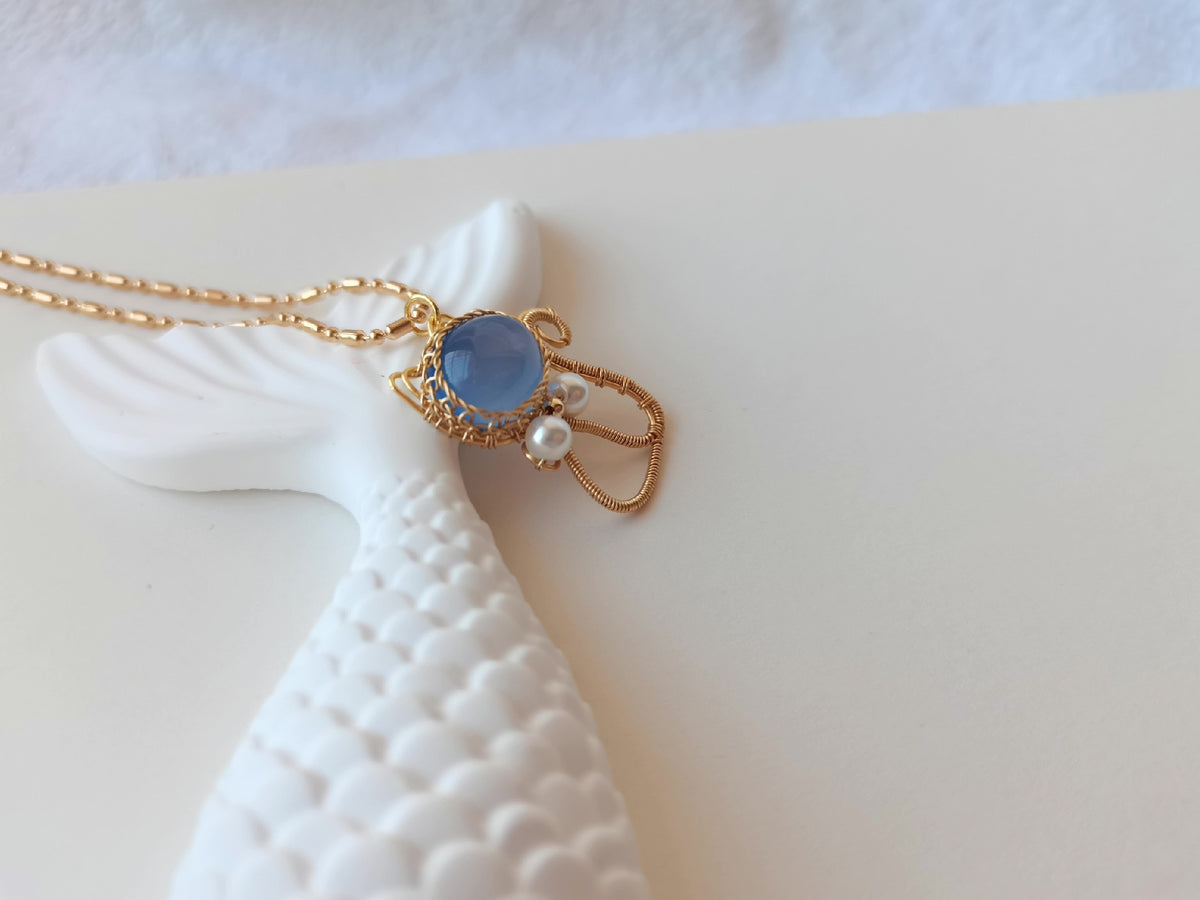 Pendentif chat en chalcédo bleu et perles