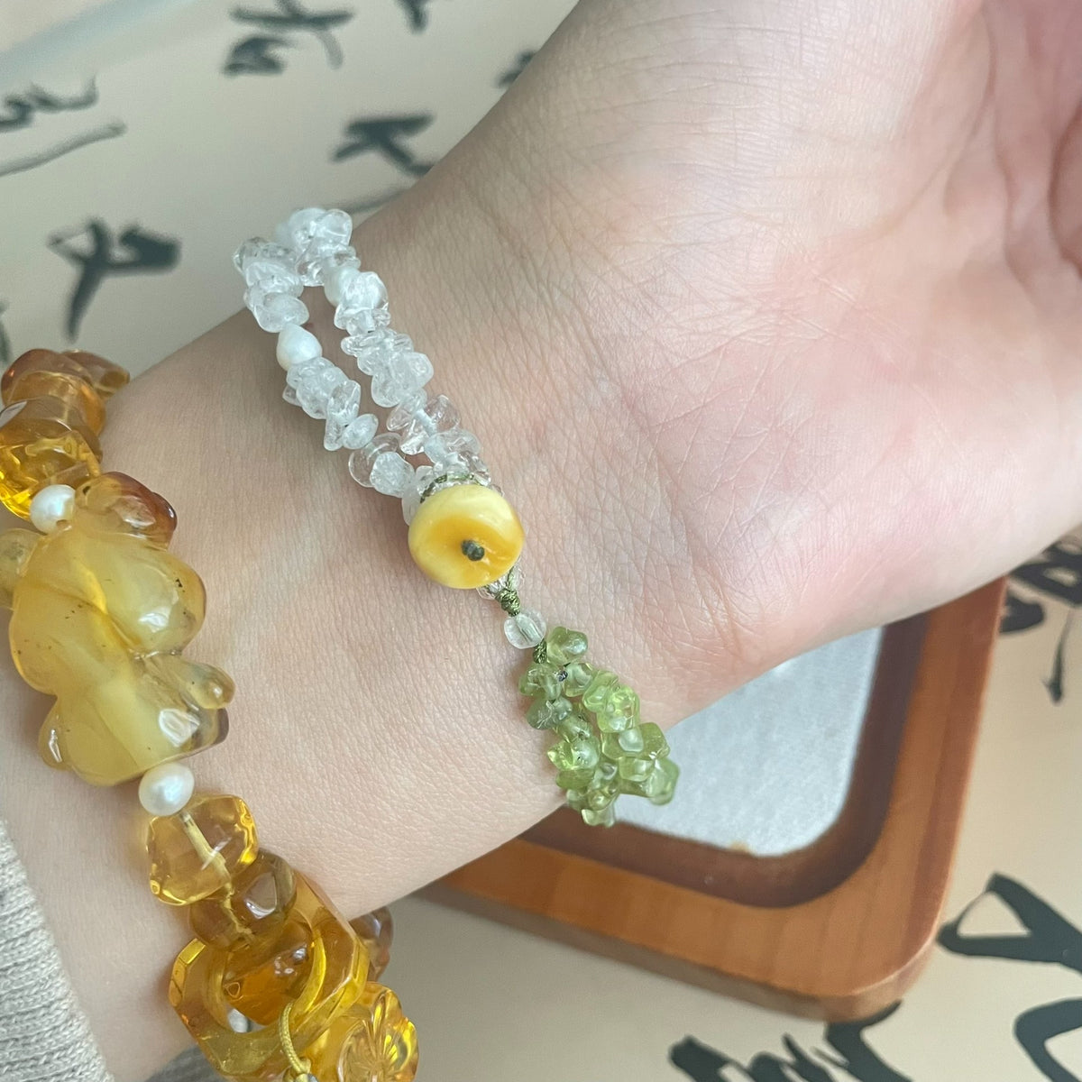 Bracelet ours en ambre miel, péridot et éclats