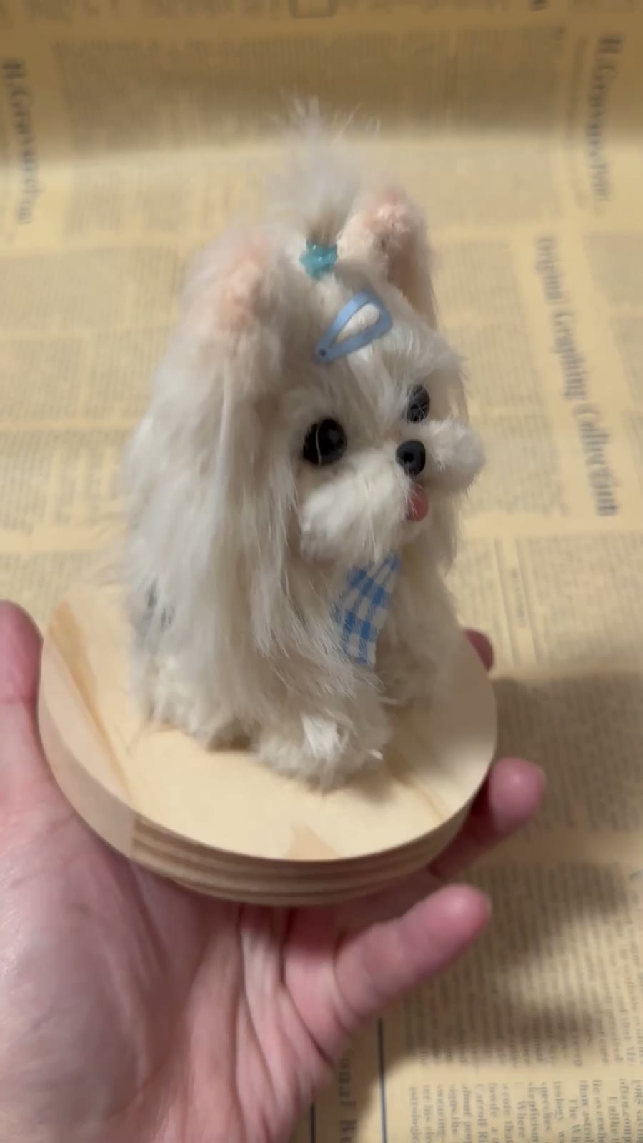 Shih Tzu Hundefigur auf Holzsockel