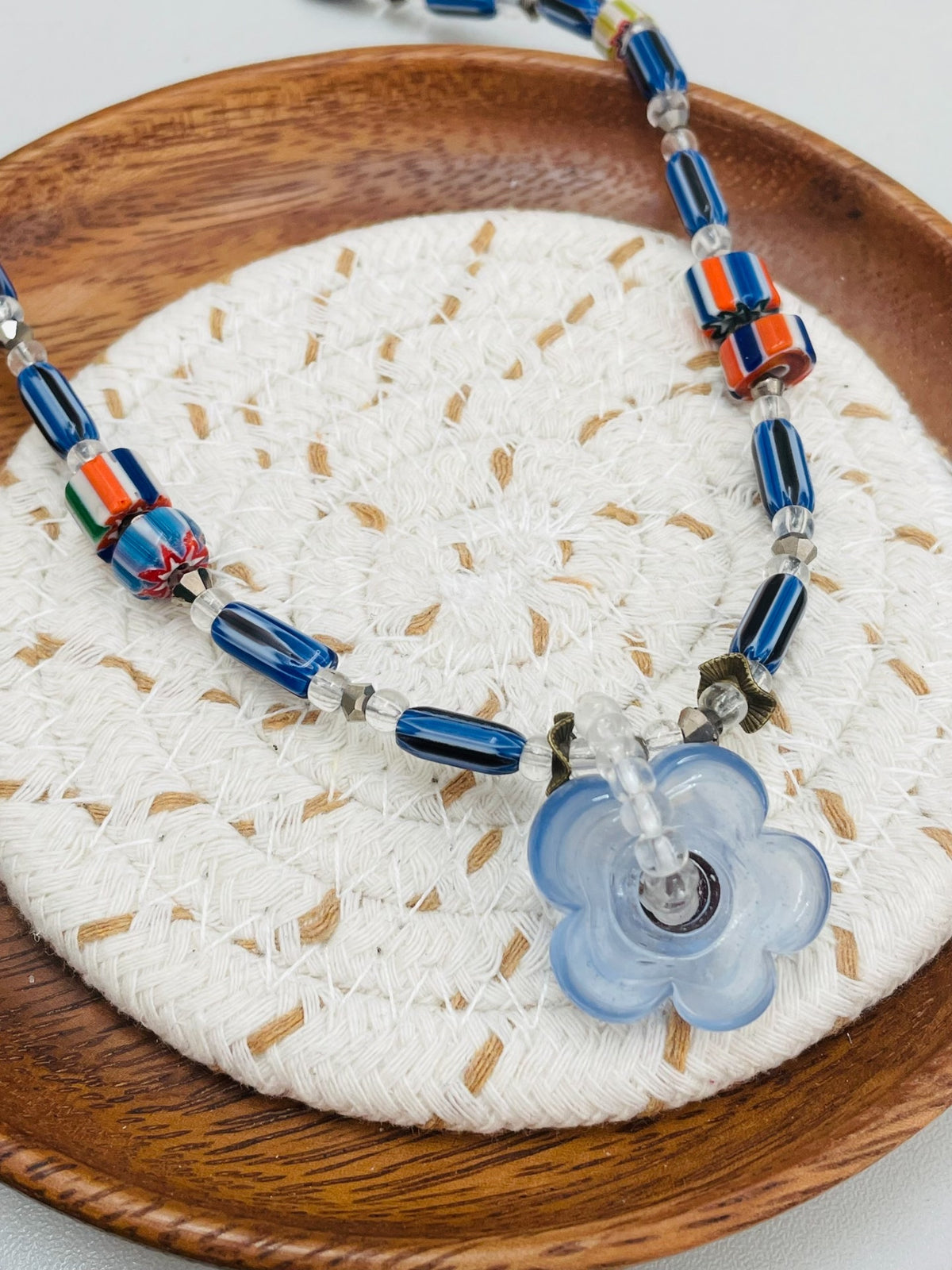 Collar de flor de vidrio azul claro