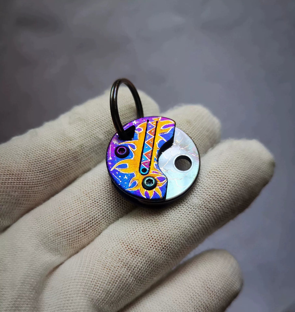 Titanium inklapbare sleutelhangertool met artistiek handvat
