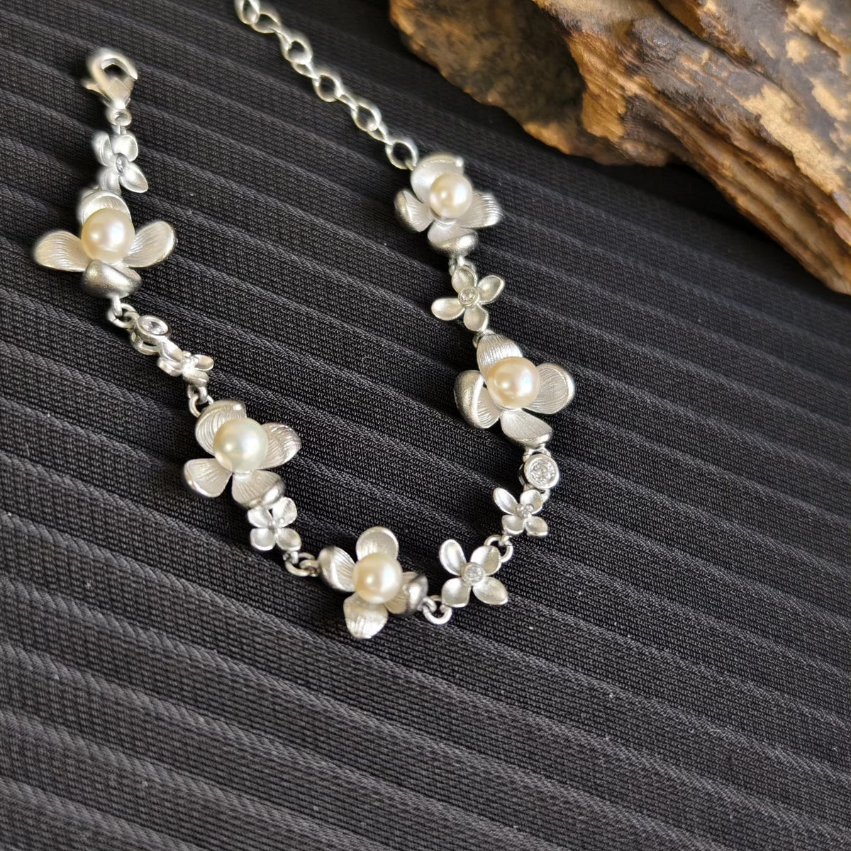 Braccialiale floreale in argento spazzolato con perle naturali
