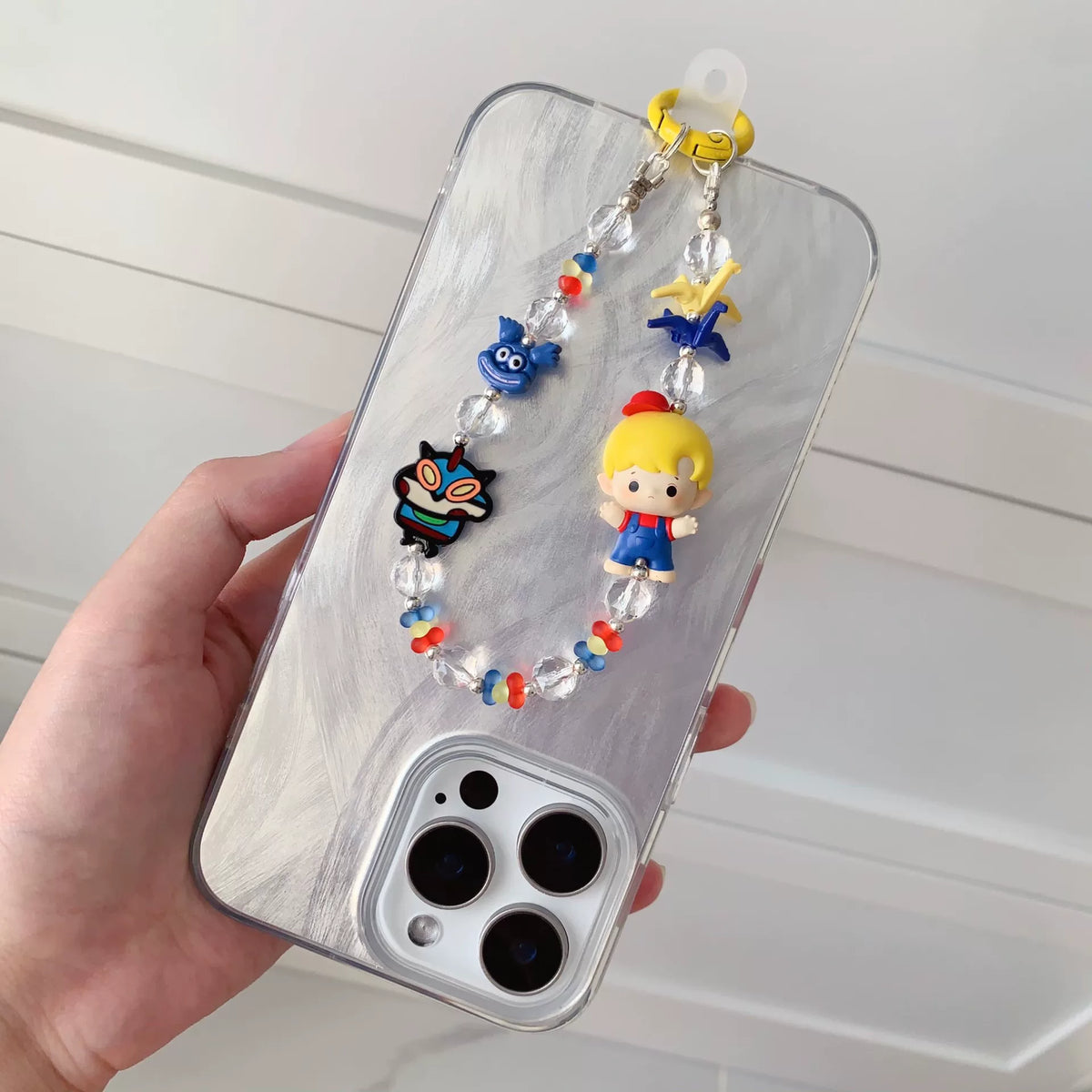 Porte-phone HACCI avec perles et trois figurines