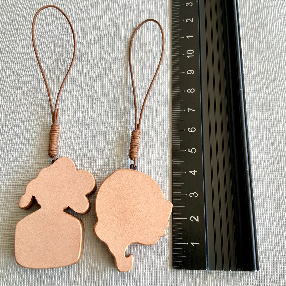 Colgante de cuero hecho a mano para llavero o bolso