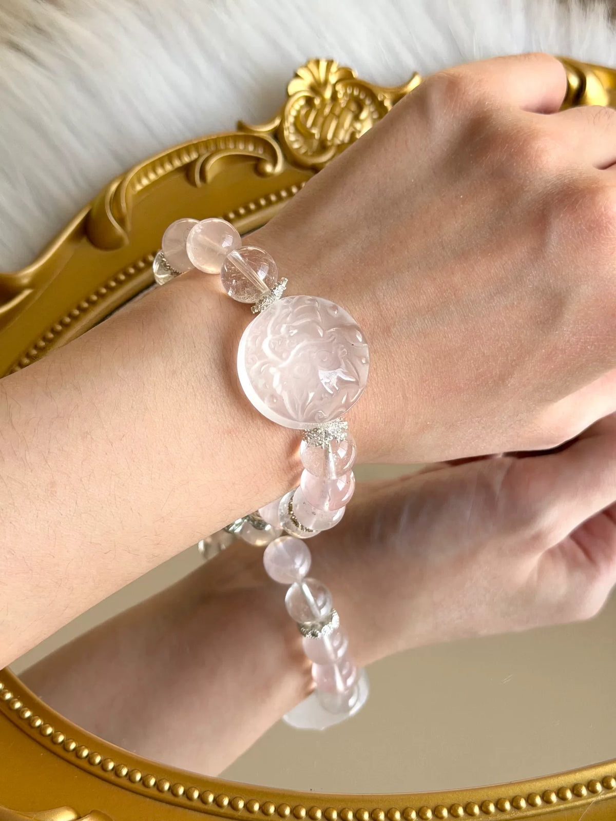 Pulseira de Cristal de Quartzo Rosa com Pingente de Raposa Esculpida