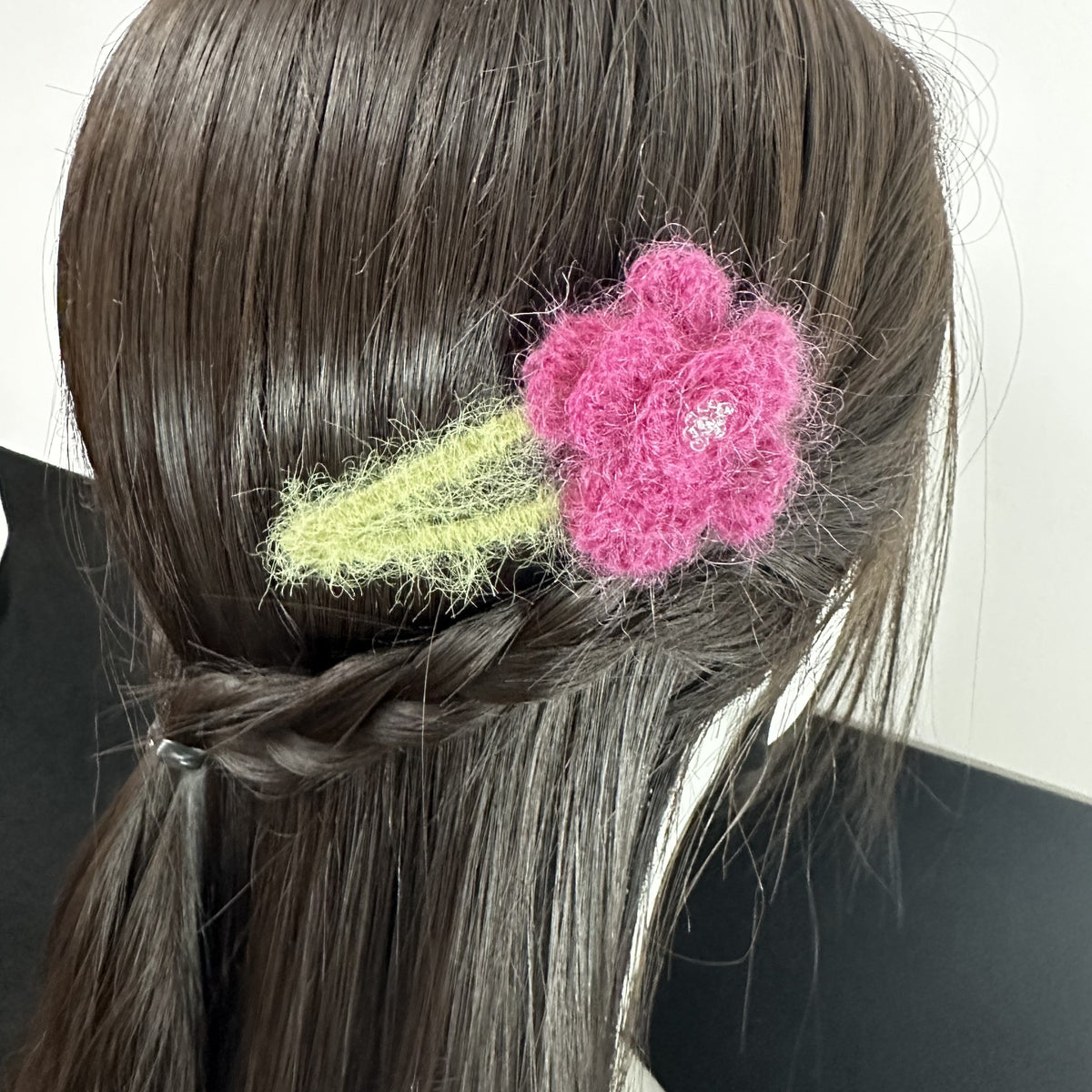 Clipe de Cabelo Flor Rosa em Croché Feito à Mão