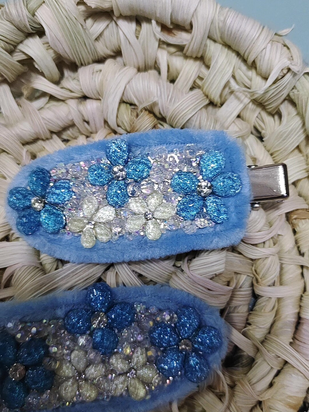 Blaue Plusch-Floral-Strass-Haarnammern