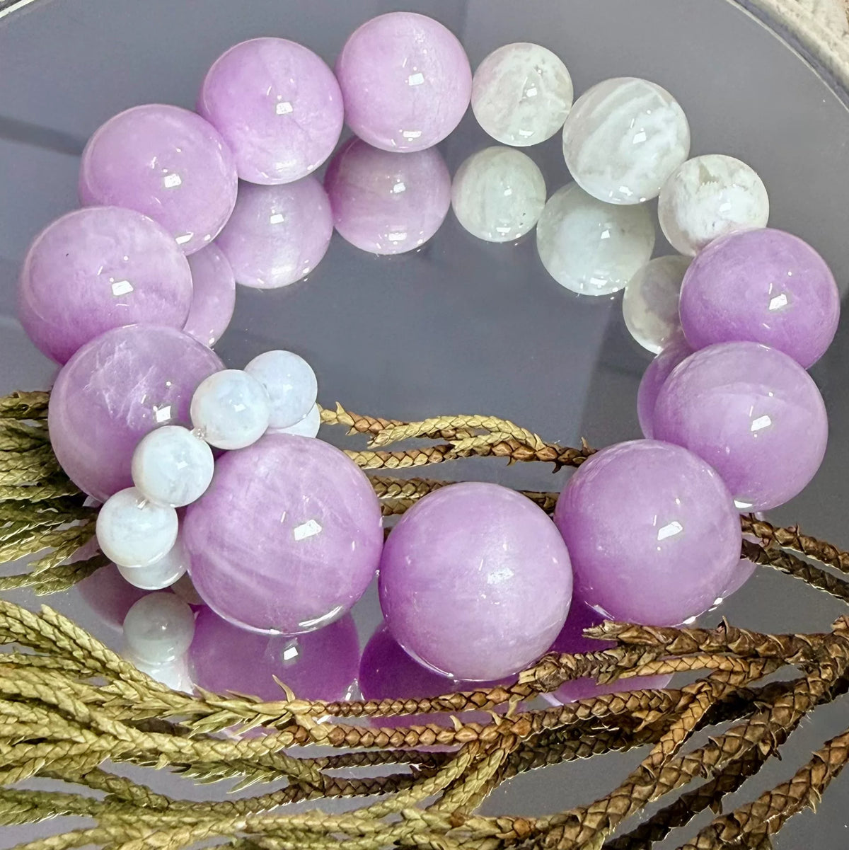 Armband med lila kunzit och snowflake quartz