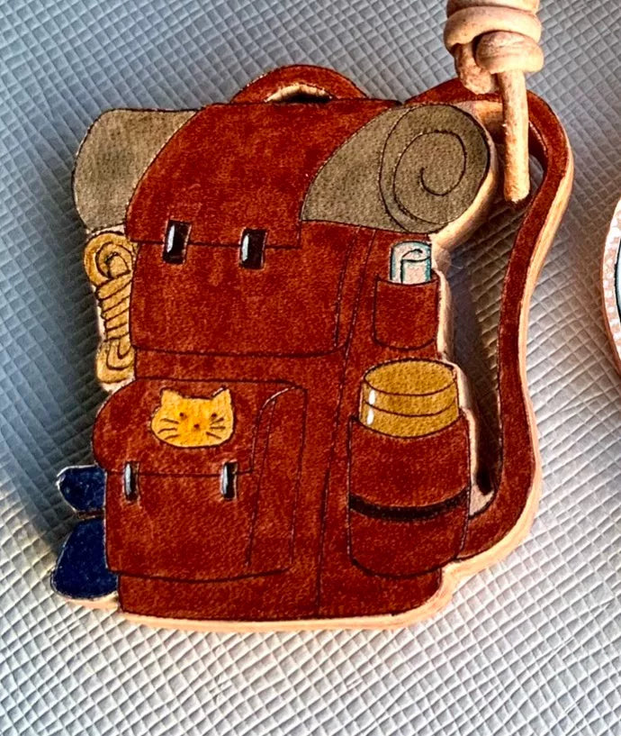 Charmes de camping en cuir faits main avec pendentif Luck