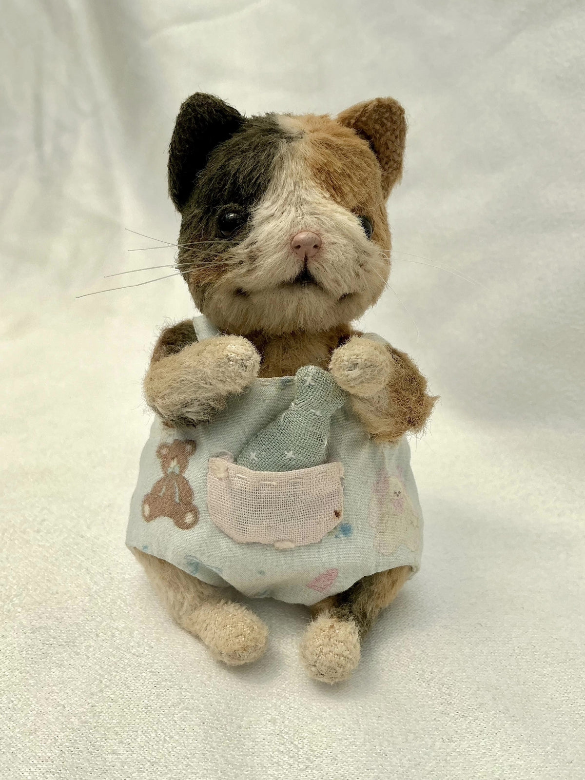 Handgefertigte Viskose-Pluschkatze 9 cm