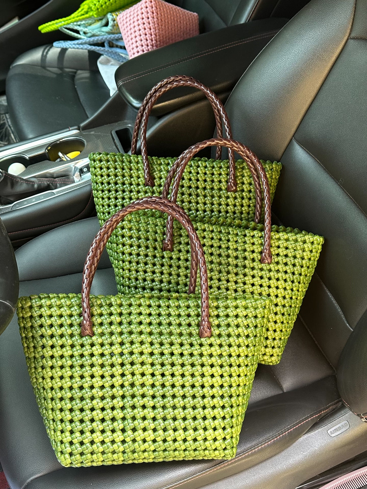 Handgewebte Rattan-Tasche in Grünverlauf