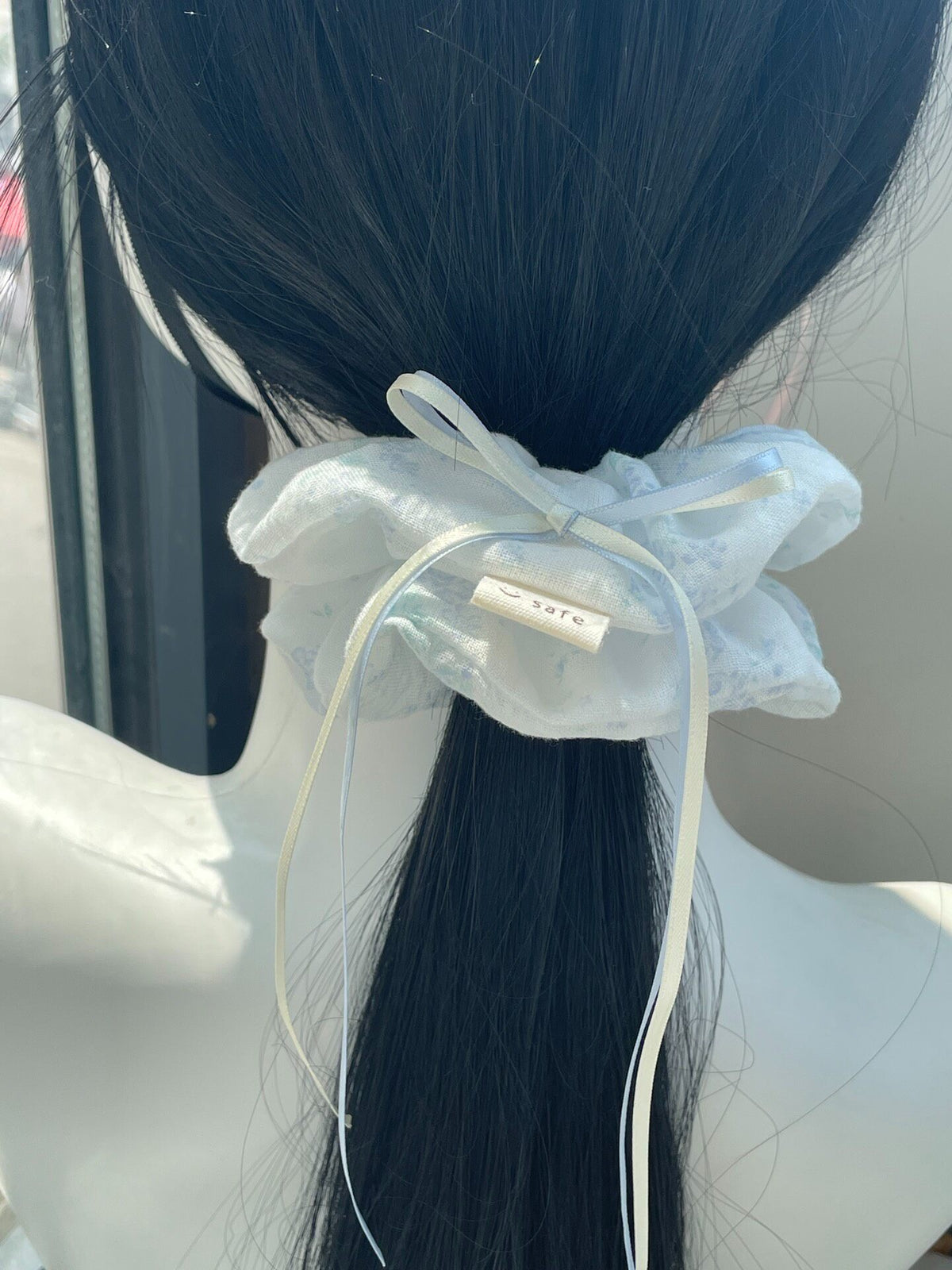 Blauer Blumen-Scrunchie mit Schleife