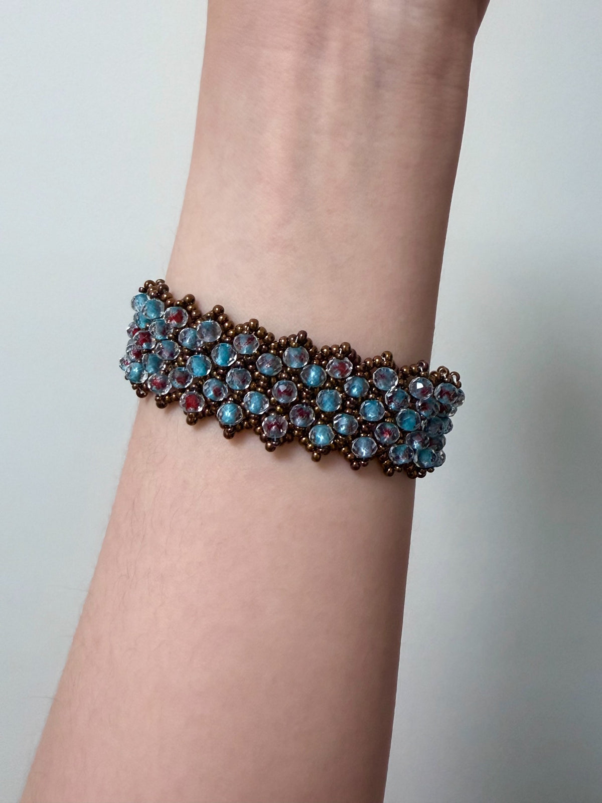 Pulsera de cuentas facetadas en bronce y azul
