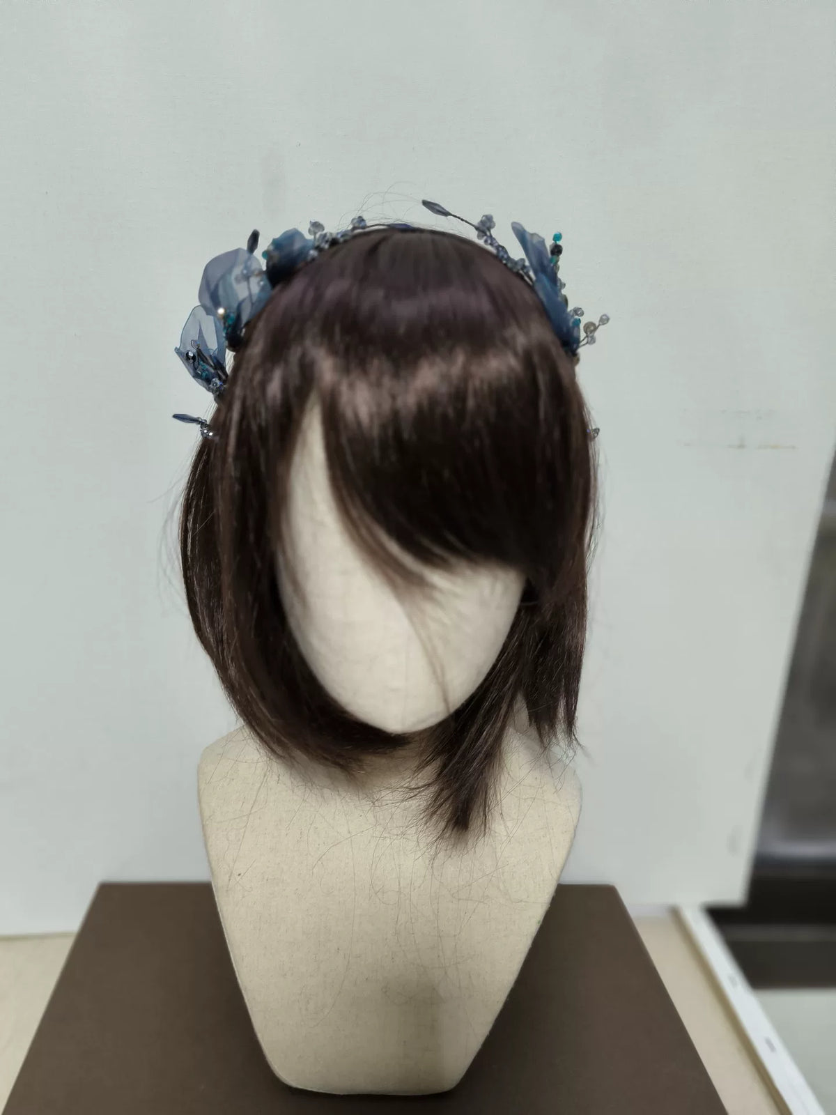 Diadema de cristal con flores de organza azul