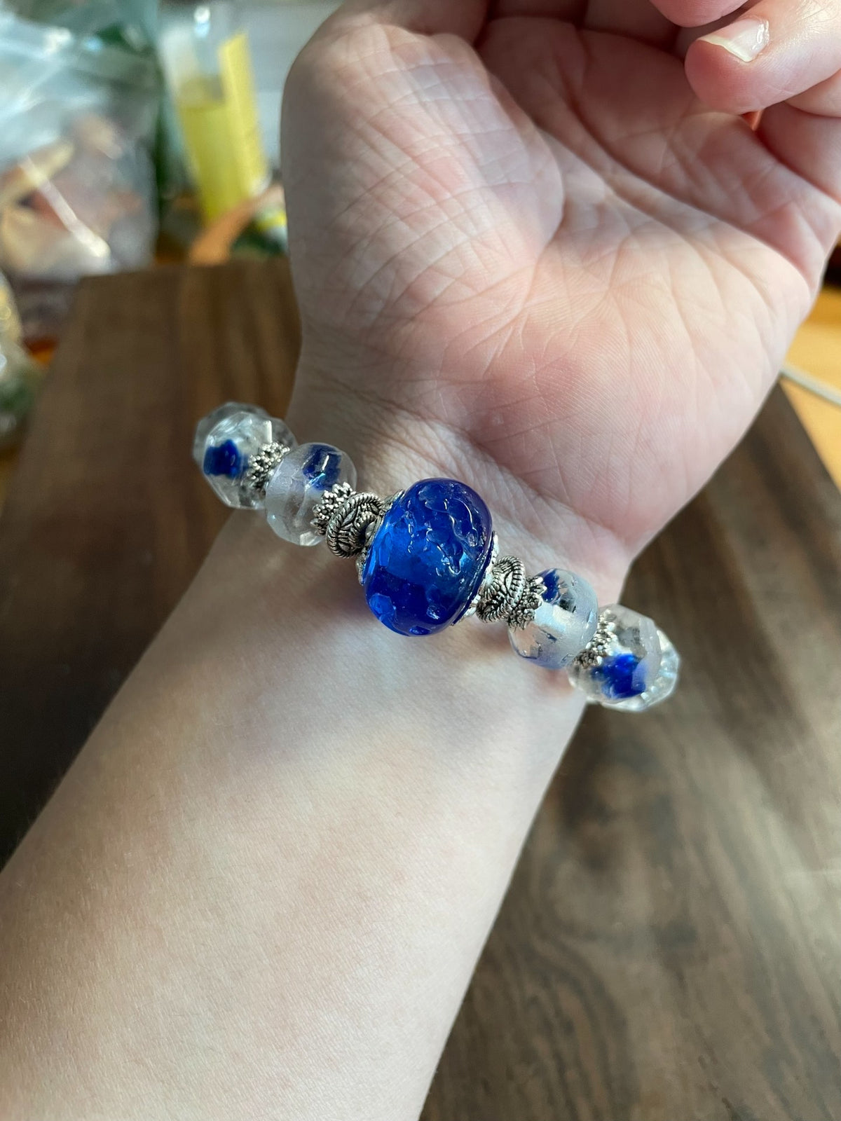 Facettiertes Glasperlenarmband Blau Floral