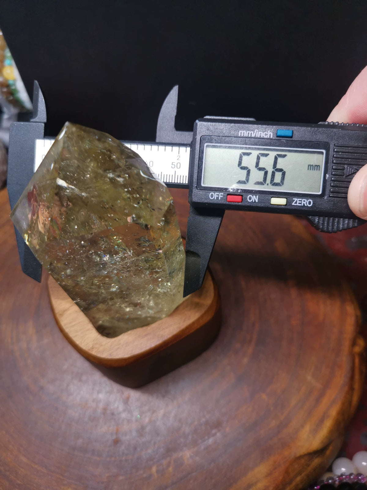 Natürlicher Citrin-Kristallpunkt mit Holzsockel 137mm